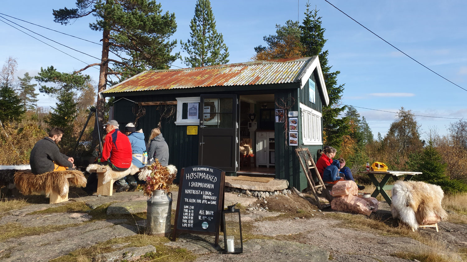 Høstkos rundt bålpanna i Skrimkiosken