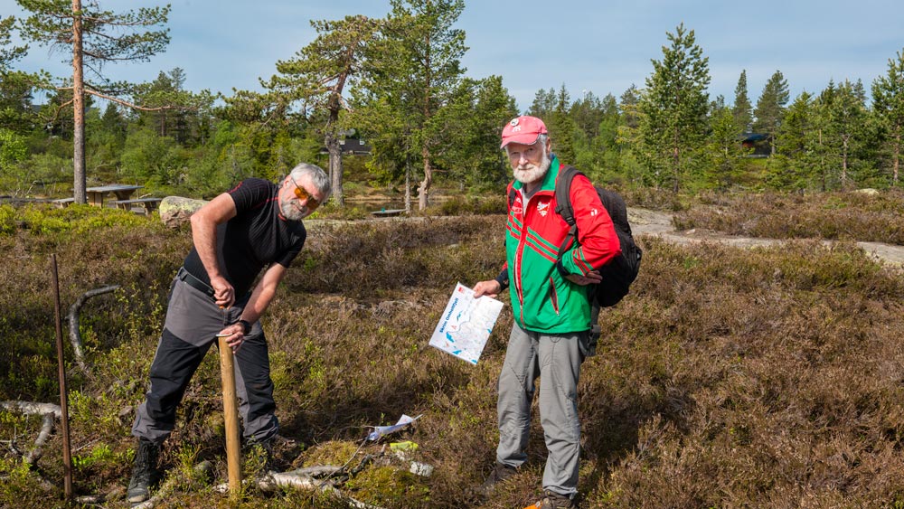 Stein Ødegård og Odd Egil Frogner plasserer O-poster på Skrim